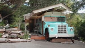 They-Turned-This-Old-School-Bus-Into-a-One-of-a-Kind-Tiny-House-Using-Salvaged-Materials